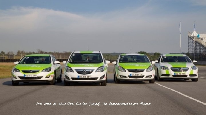 Uma linha de táxis Opel Ecoflex (verde) faz demonstrações em Malmö. 