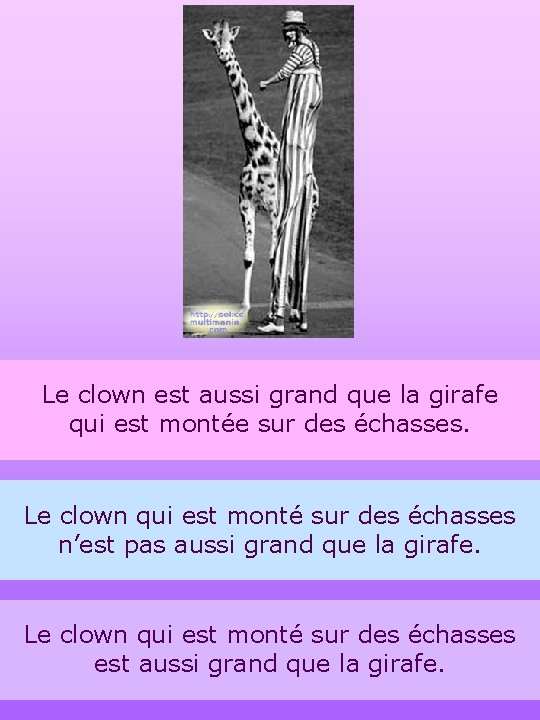 Le clown est aussi grand que la girafe qui est montée sur des échasses.