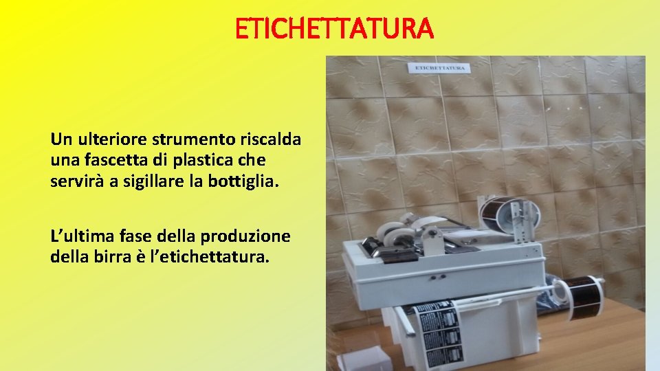 ETICHETTATURA Un ulteriore strumento riscalda una fascetta di plastica che servirà a sigillare la