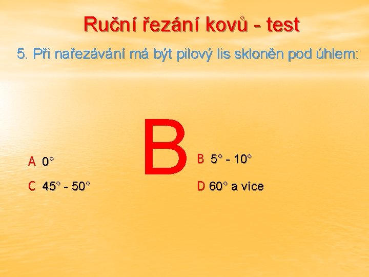 Ruční řezání kovů - test 5. Při nařezávání má být pilový lis skloněn pod