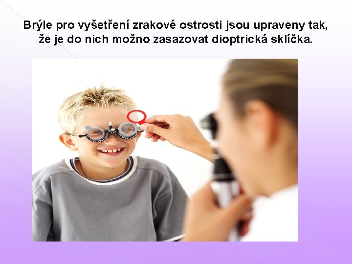 Brýle pro vyšetření zrakové ostrosti jsou upraveny tak, že je do nich možno zasazovat