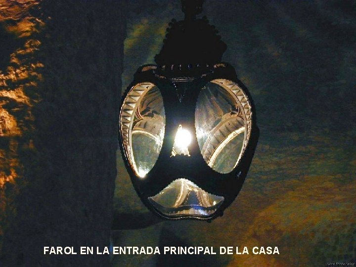 FAROL EN LA ENTRADA PRINCIPAL DE LA CASA 