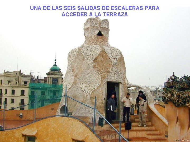 UNA DE LAS SEIS SALIDAS DE ESCALERAS PARA ACCEDER A LA TERRAZA 