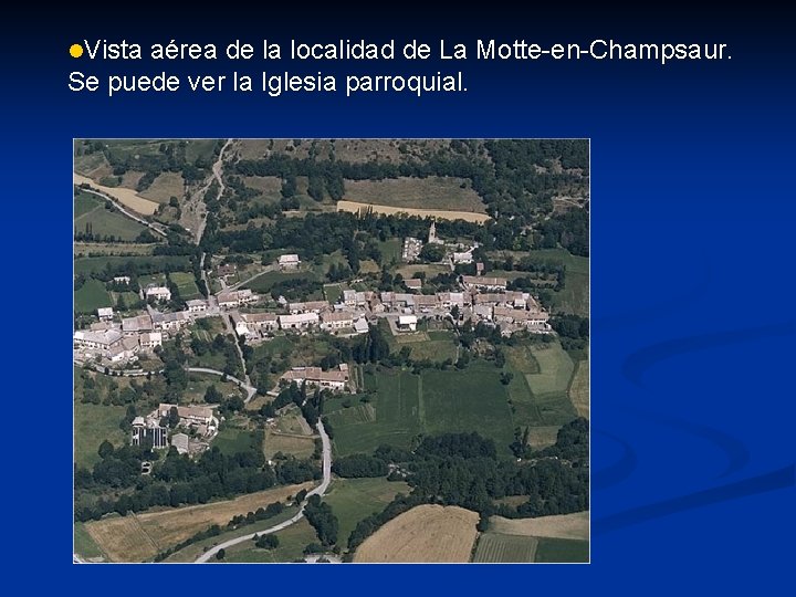 l. Vista aérea de la localidad de La Motte-en-Champsaur. Se puede ver la Iglesia