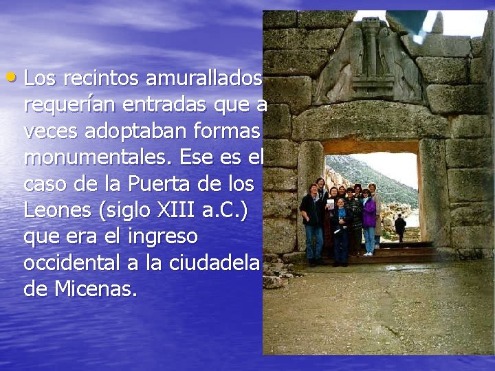  • Los recintos amurallados requerían entradas que a veces adoptaban formas monumentales. Ese