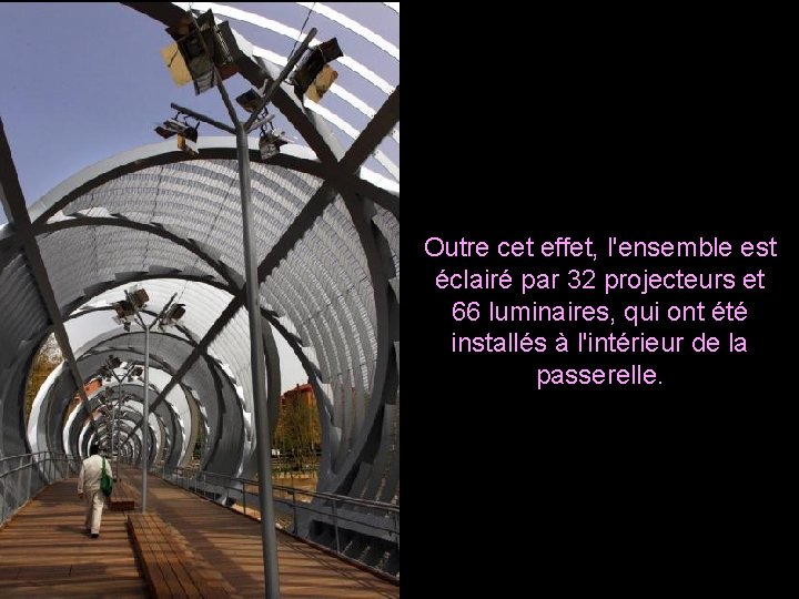 Outre cet effet, l'ensemble est éclairé par 32 projecteurs et 66 luminaires, qui ont