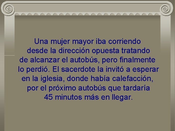 Una mujer mayor iba corriendo desde la dirección opuesta tratando de alcanzar el autobús,