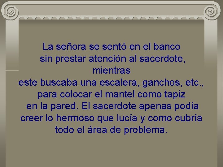 La señora se sentó en el banco sin prestar atención al sacerdote, mientras este