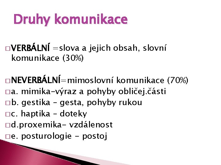 Druhy komunikace � VERBÁLNÍ =slova a jejich obsah, slovní komunikace (30%) � NEVERBÁLNÍ=mimoslovní komunikace