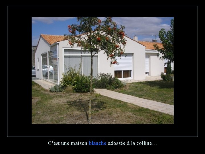 C’est une maison blanche adossée à la colline… 