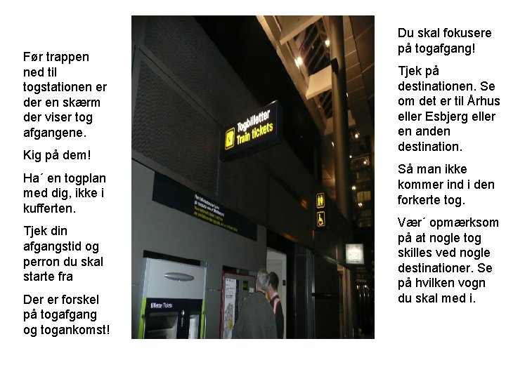Før trappen ned til togstationen er der en skærm der viser tog afgangene. Kig