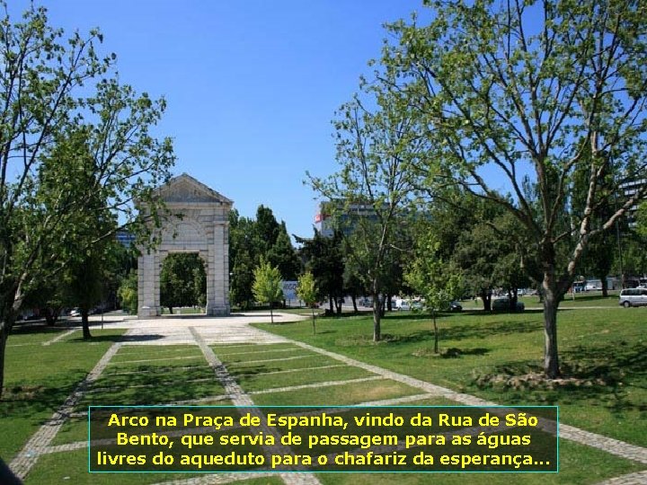 Arco na Praça de Espanha, vindo da Rua de São Bento, que servia de