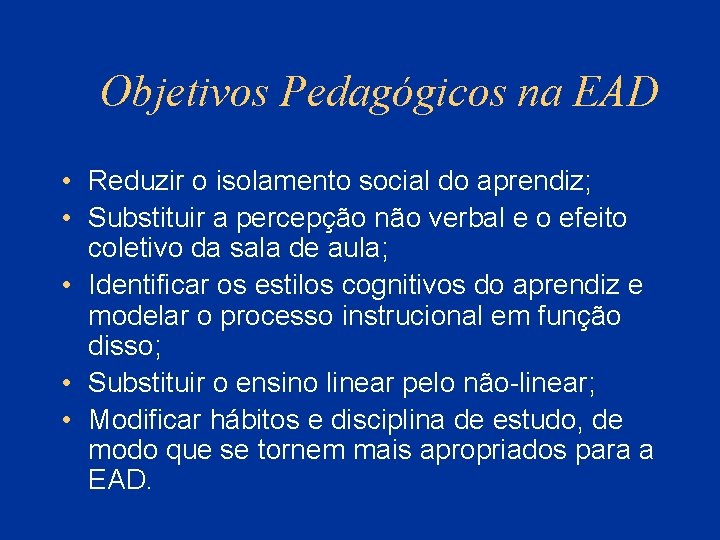 Objetivos Pedagógicos na EAD • Reduzir o isolamento social do aprendiz; • Substituir a