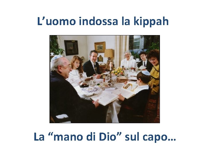 L’uomo indossa la kippah La “mano di Dio” sul capo… 