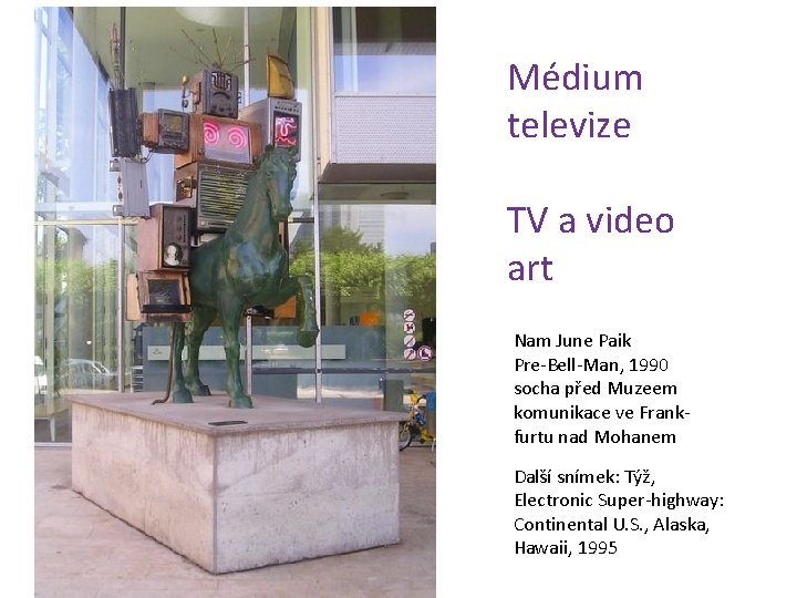 Médium televize TV a video art Nam June Paik Pre-Bell-Man, 1990 socha před Muzeem