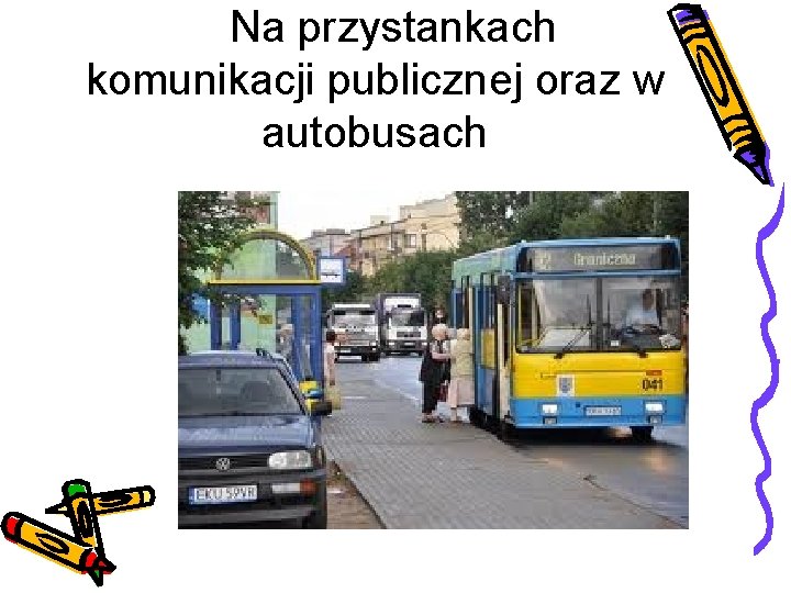 Na przystankach komunikacji publicznej oraz w autobusach 