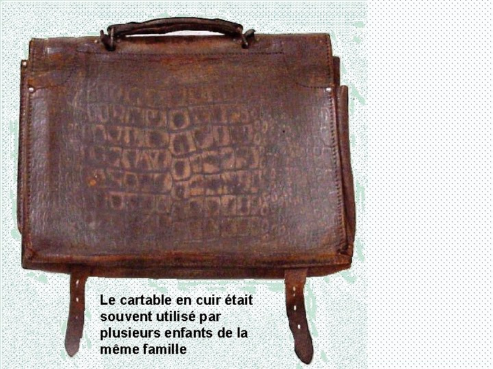 Le cartable en cuir était souvent utilisé par plusieurs enfants de la même famille