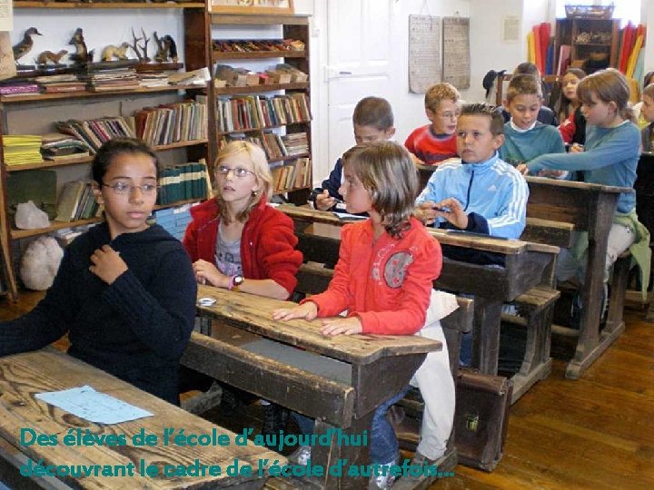 Des élèves de l’école d’aujourd’hui découvrant le cadre de l’école d’autrefois… 