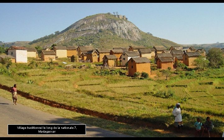 Village traditionnel le long de la nationale 7, Madagascar 