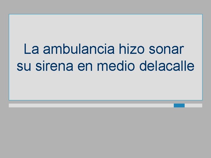 La ambulancia hizo sonar su sirena en medio delacalle 