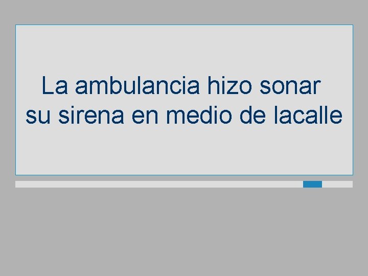 La ambulancia hizo sonar su sirena en medio de lacalle 