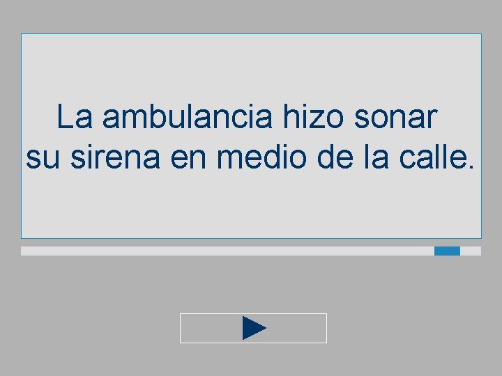 La ambulancia hizo sonar su sirena en medio de la calle. 