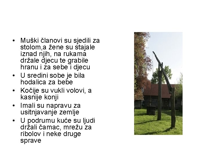  • Muški članovi su sjedili za stolom, a žene su stajale iznad njih,