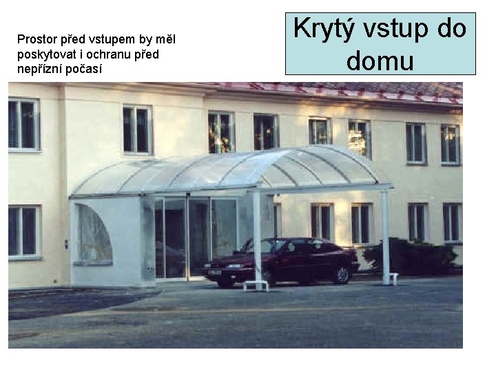 Prostor před vstupem by měl poskytovat i ochranu před nepřízní počasí Krytý vstup do