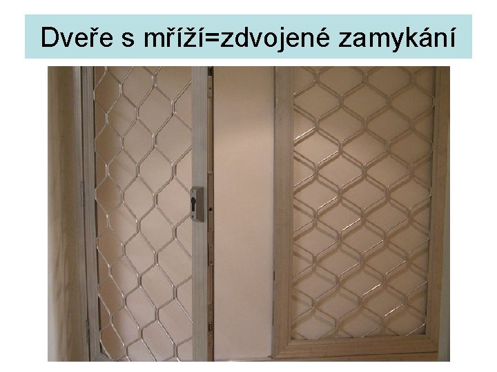 Dveře s mříží=zdvojené zamykání 