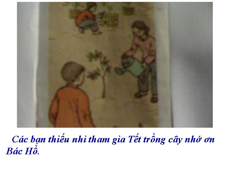 Các bạn thiếu nhi tham gia Tết trồng cây nhớ ơn Bác Hồ. 