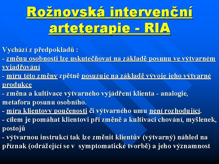 Rožnovská intervenční arteterapie - RIA Vychází z předpokladů : změnu osobnosti lze uskutečňovat na