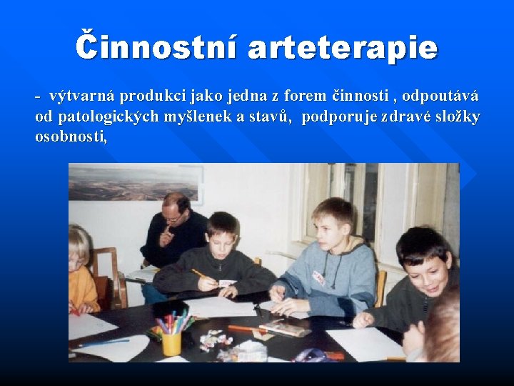 Činnostní arteterapie výtvarná produkci jako jedna z forem činnosti , odpoutává od patologických myšlenek