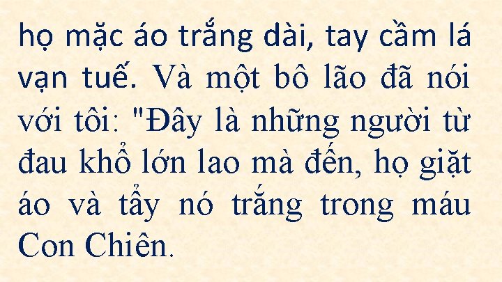 họ mặc áo trắng dài, tay cầm lá vạn tuế. Và một bô lão