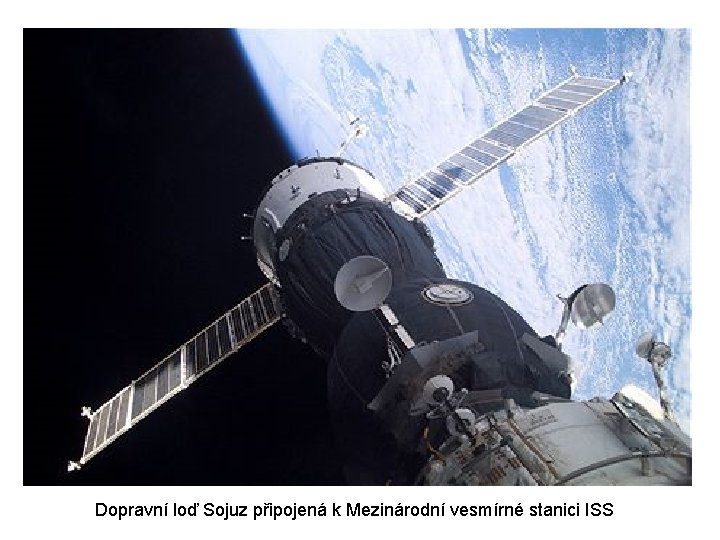 Dopravní loď Sojuz připojená k Mezinárodní vesmírné stanici ISS 