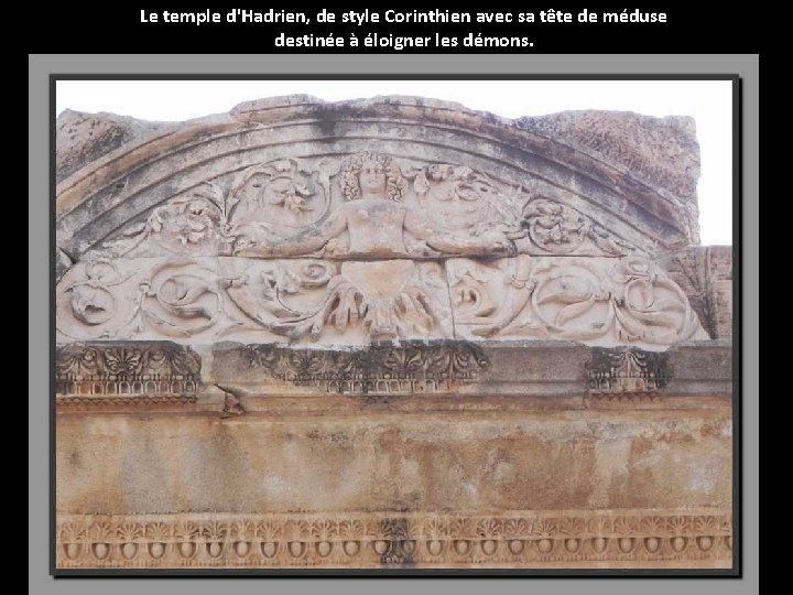 Le temple d'Hadrien, de style Corinthien avec sa tête de méduse destinée à éloigner