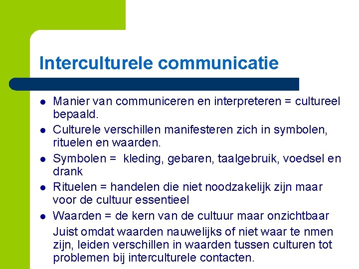 Interculturele communicatie l l l Manier van communiceren en interpreteren = cultureel bepaald. Culturele