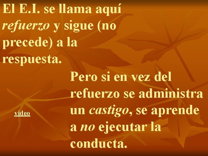 El E. I. se llama aquí refuerzo y sigue (no precede) a la respuesta.