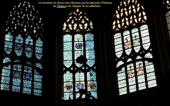 Les verrières du chœur sont décorées par les armoiries d’évêques de Viviers et du