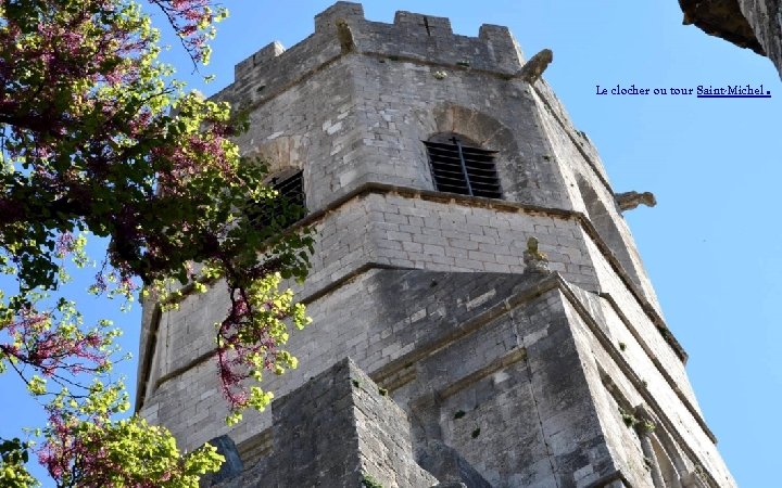 Le clocher ou tour Saint-Michel. 