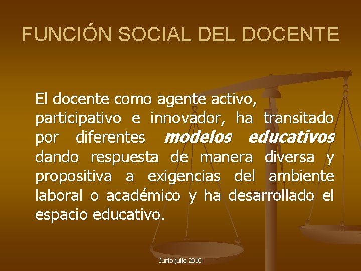 FUNCIÓN SOCIAL DEL DOCENTE El docente como agente activo, participativo e innovador, ha transitado