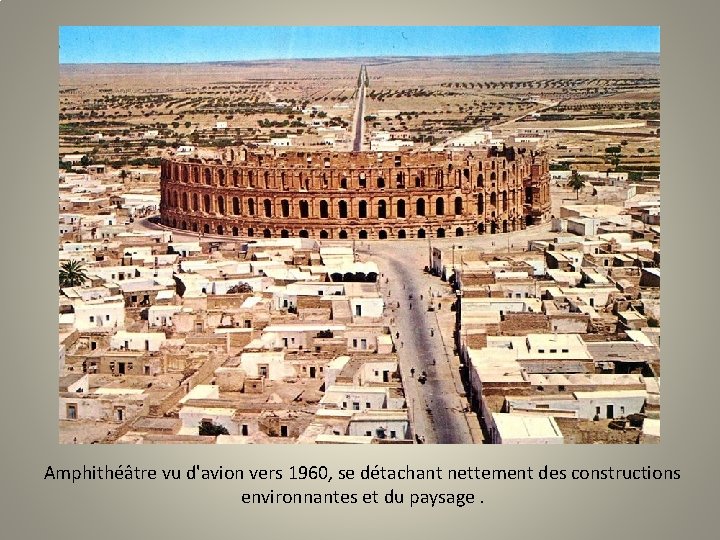 Amphithéâtre vu d'avion vers 1960, se détachant nettement des constructions environnantes et du paysage.