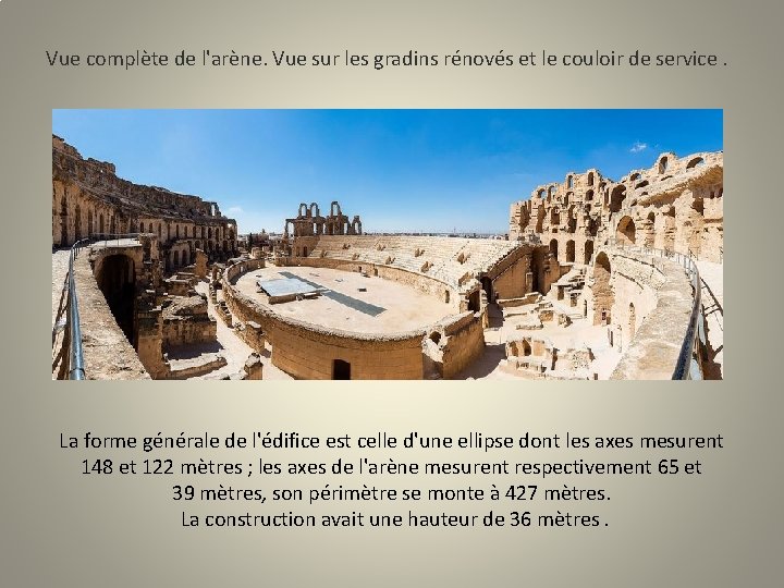 Vue complète de l'arène. Vue sur les gradins rénovés et le couloir de service.