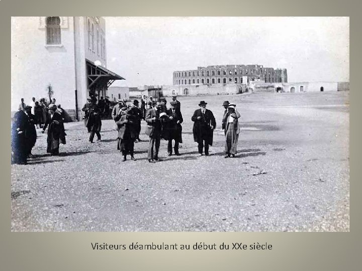 Visiteurs déambulant au début du XXe siècle 