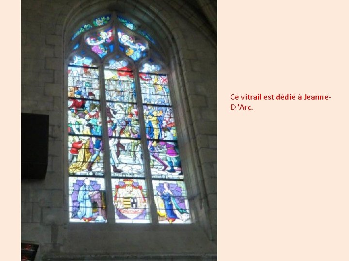 Ce vitrail est dédié à Jeanne. D 'Arc. 