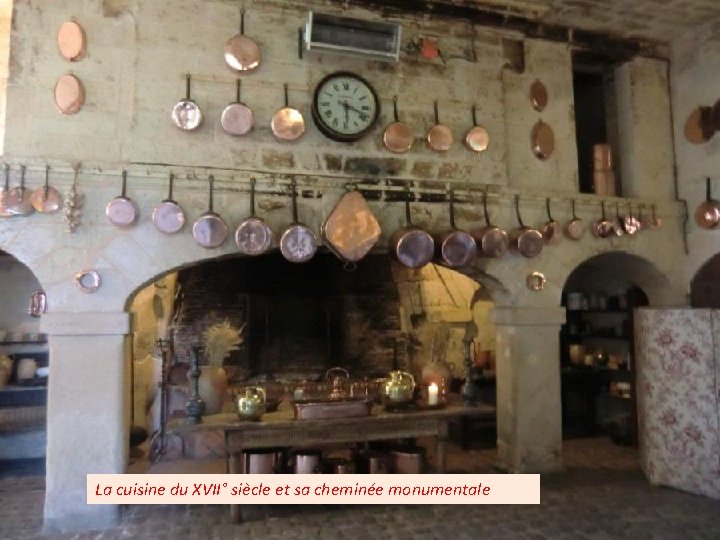 La cuisine du XVII° siècle et sa cheminée monumentale 