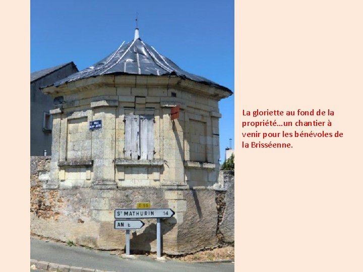 La gloriette au fond de la propriété…un chantier à venir pour les bénévoles de