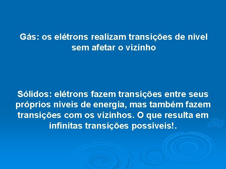 Gás: os elétrons realizam transições de nível sem afetar o vizinho Sólidos: elétrons fazem