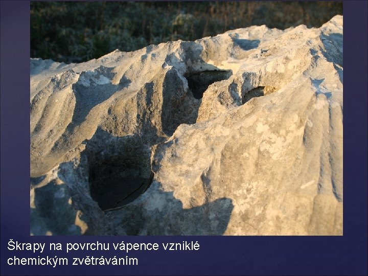 Škrapy na povrchu vápence vzniklé chemickým zvětráváním 