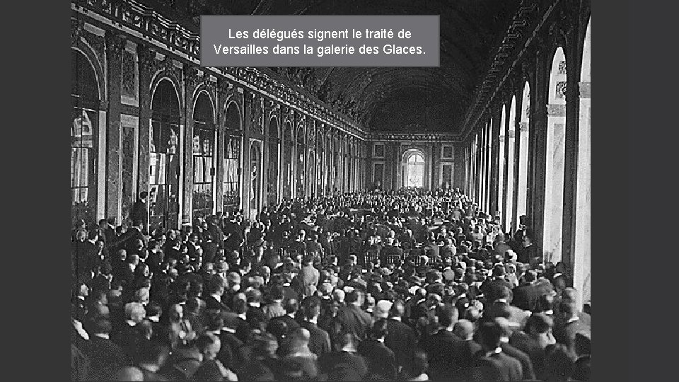 Les délégués signent le traité de Versailles dans la galerie des Glaces. 