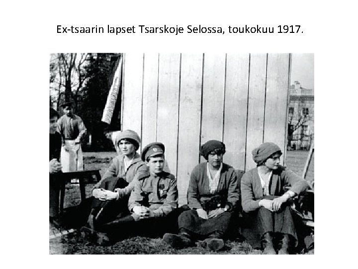 Ex-tsaarin lapset Tsarskoje Selossa, toukokuu 1917. 